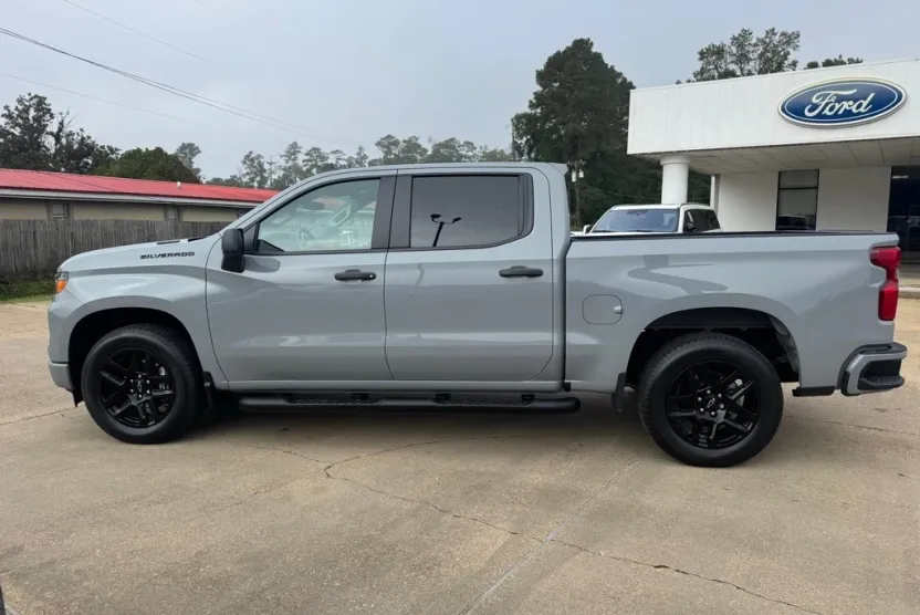 2025 Chevrolet Silverado 1500 Custom photo 1