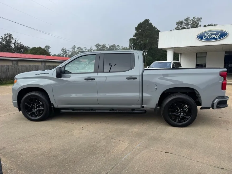 2025 Chevrolet Silverado 1500 Custom photo 1