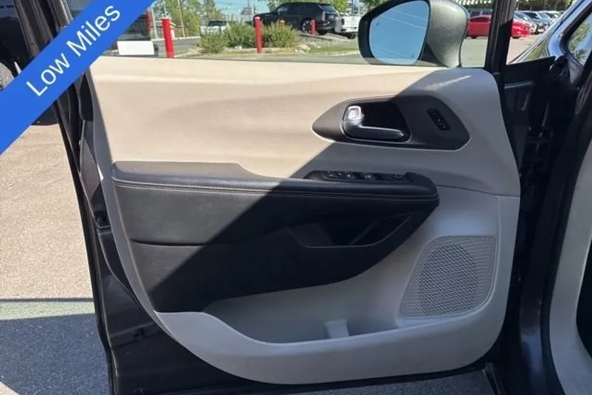 2021 Chrysler Pacifica Touring L photo 1