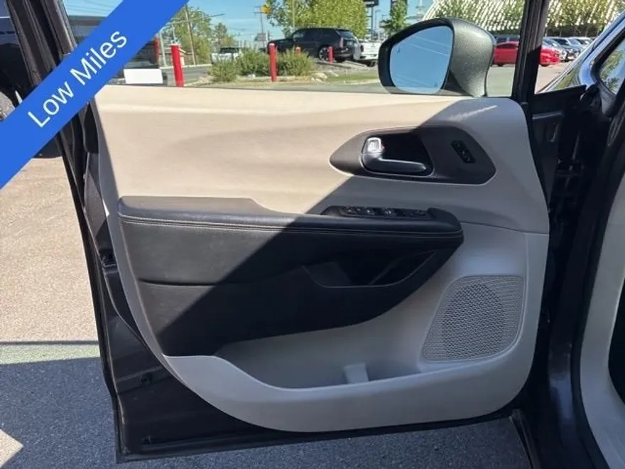 2021 Chrysler Pacifica Touring L photo 1