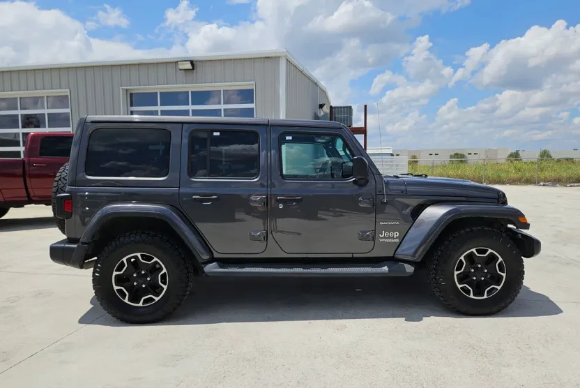 2018 Jeep Wrangler Unlimited Sahara photo 1