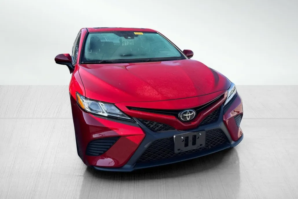 2019 Toyota Camry SE photo 1