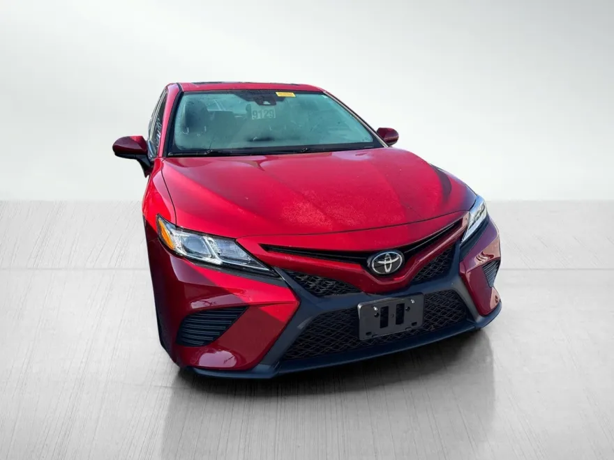 2019 Toyota Camry SE photo 1