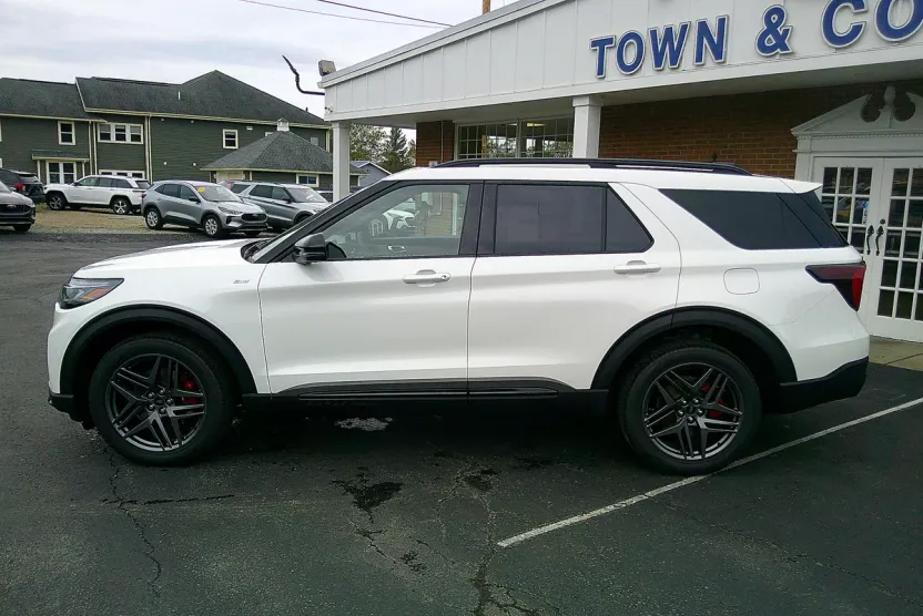 2025 Ford Explorer ST-Line photo 1