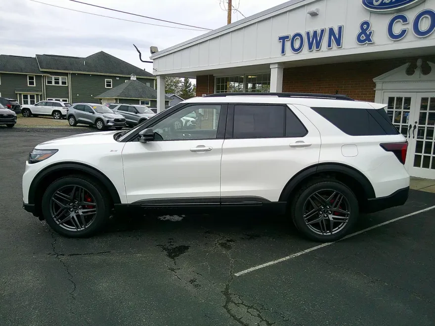 2025 Ford Explorer ST-Line photo 1