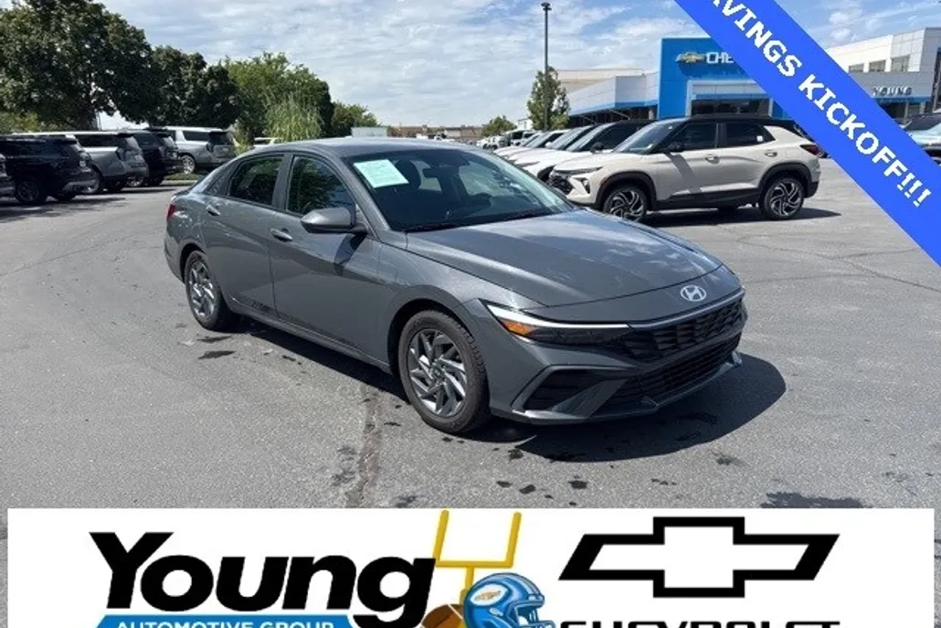 2024 Hyundai Elantra SEL photo 1