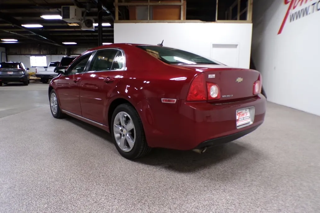 2011 Chevrolet Malibu 1LT photo 1