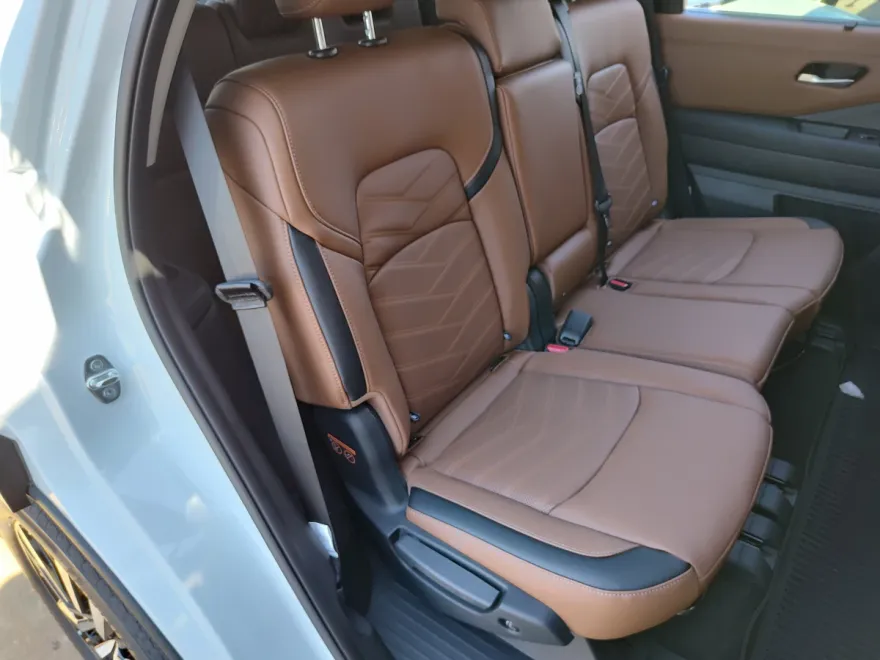 2025 Nissan Pathfinder Platinum photo 1