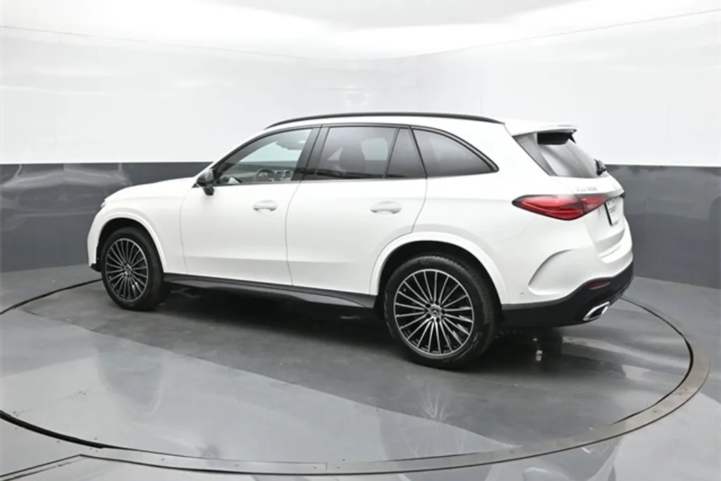 2026 Mercedes Benz GLC 300 photo 1