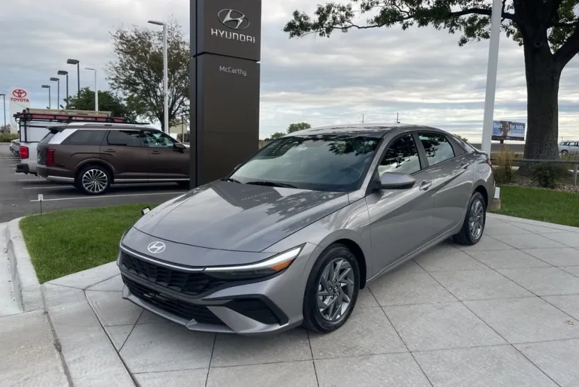 2024 Hyundai Elantra SEL photo 1