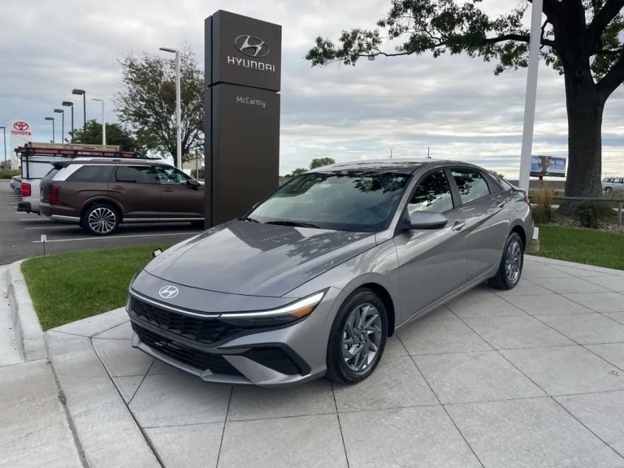 2024 Hyundai Elantra SEL photo 1