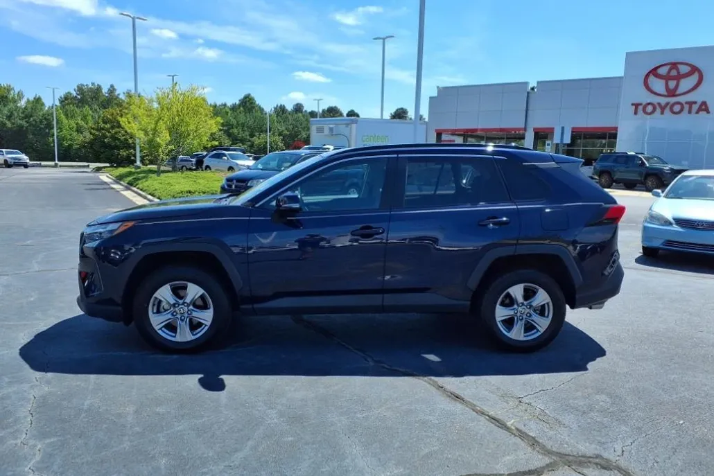 2022 Toyota RAV4 XLE photo 1