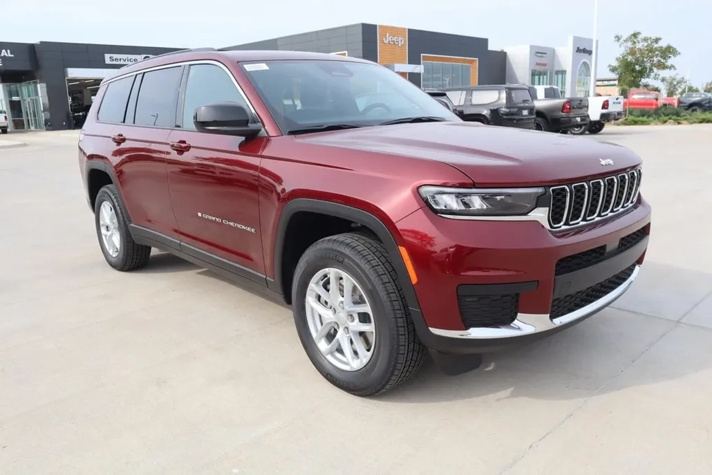 2025 Jeep Grand Cherokee Laredo photo 1