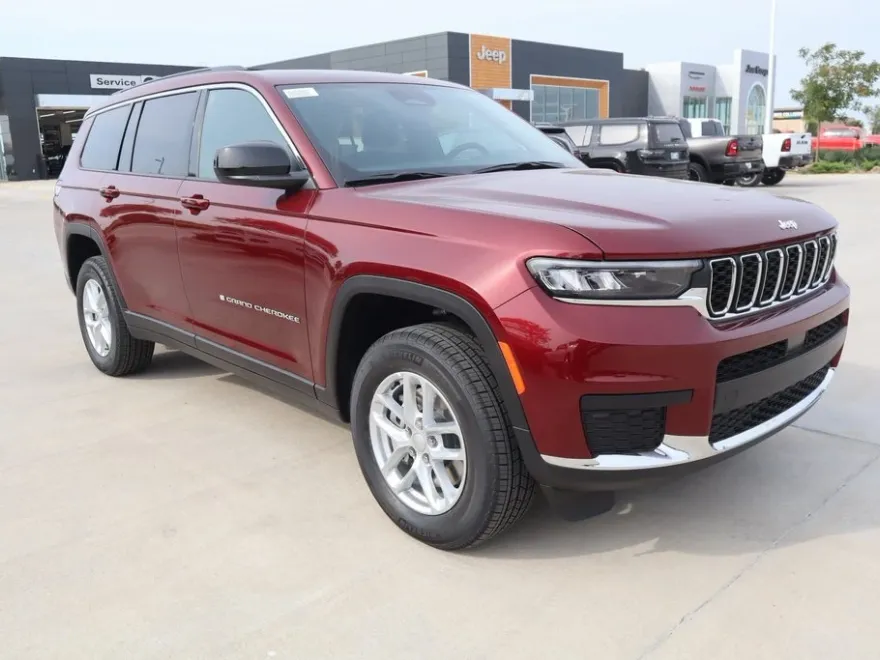 2025 Jeep Grand Cherokee Laredo photo 1