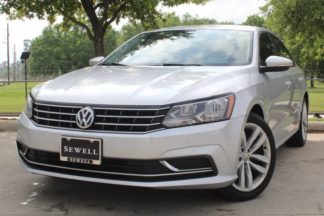 2019 Volkswagen Passat 2.0T Wolfsburg Edition photo 1