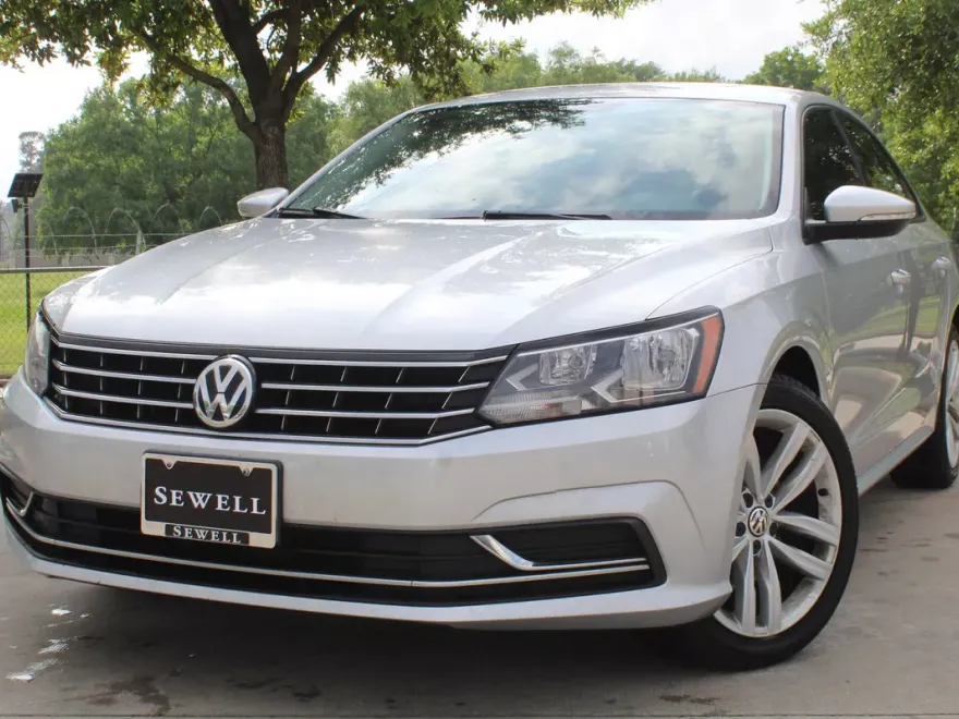 2019 Volkswagen Passat 2.0T Wolfsburg Edition photo 1