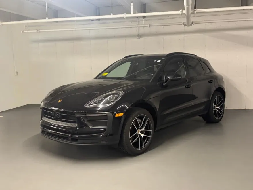 2023 Porsche Macan T photo 1