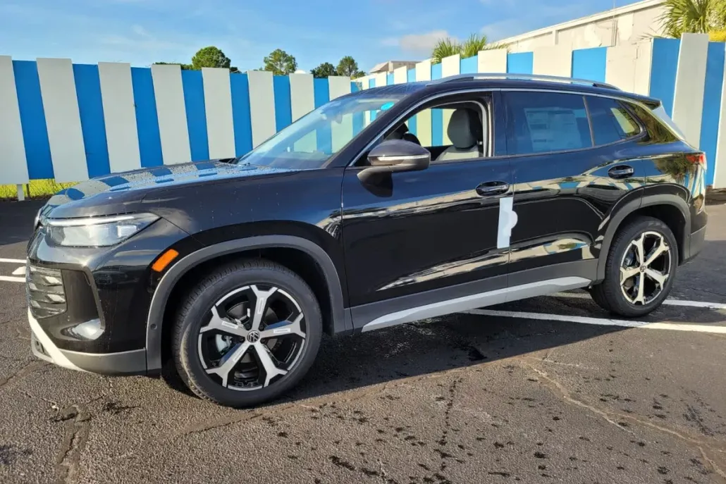 2025 Volkswagen Tiguan SE photo 1