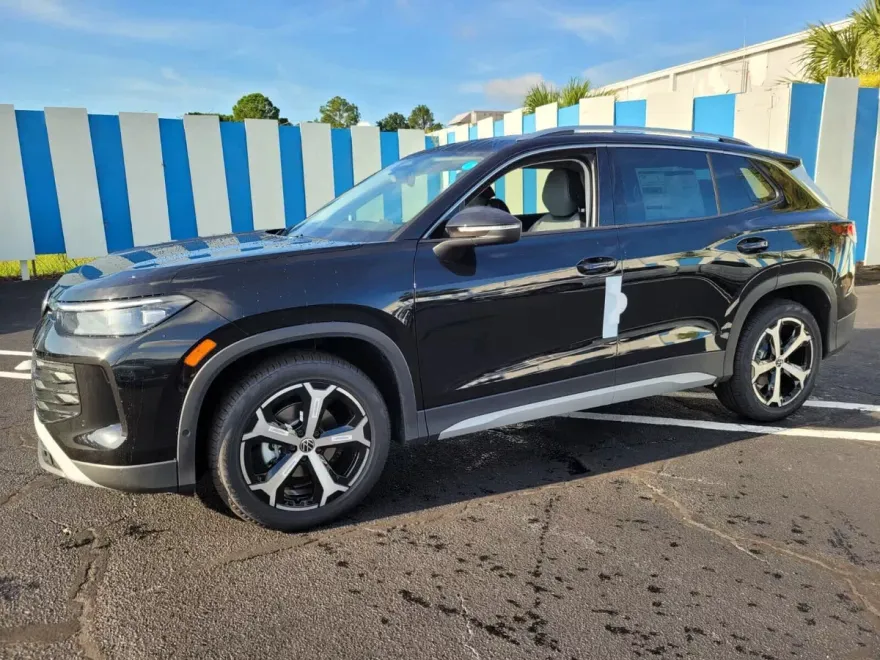 2025 Volkswagen Tiguan SE photo 1