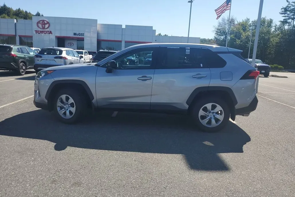 2022 Toyota RAV4 LE photo 1