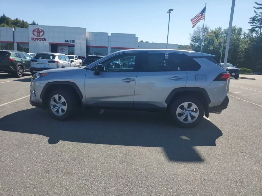 2022 Toyota RAV4 LE photo 1