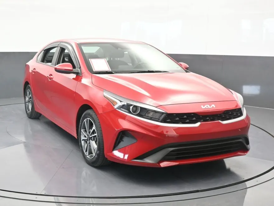 2023 Kia Forte LXS photo 1
