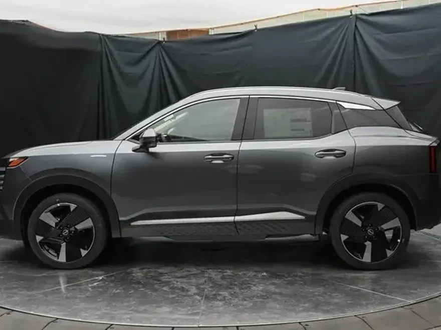2025 Nissan Kicks SR photo 9