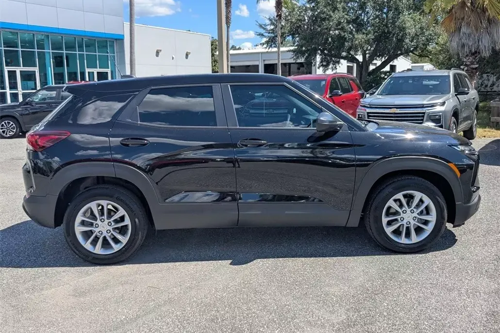 2024 Chevrolet Trailblazer LS photo 1