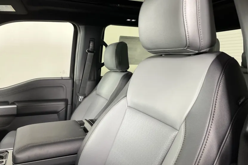 2025 Ford F-150 Lightning Lariat photo 1