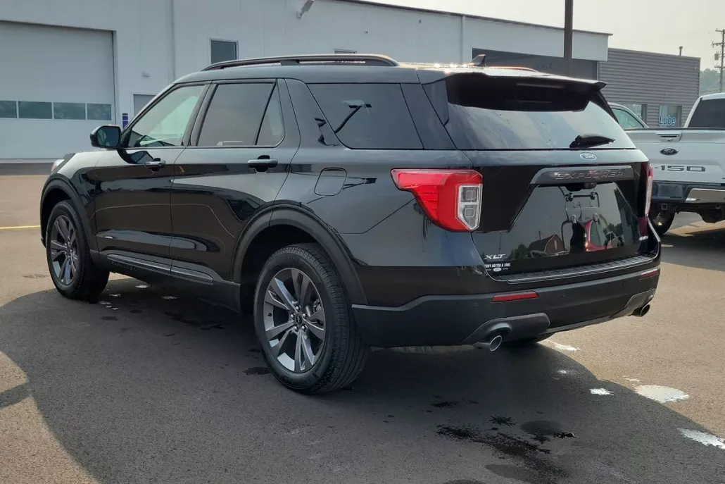 2023 Ford Explorer XLT Sport photo 1