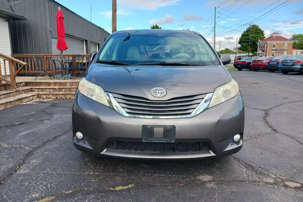 2012 Toyota Sienna XLE photo 1