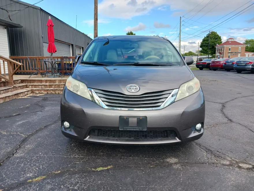 2012 Toyota Sienna XLE photo 1