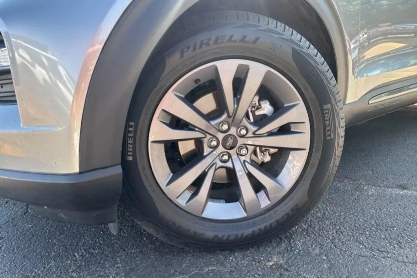 2022 Ford Explorer XLT photo 1