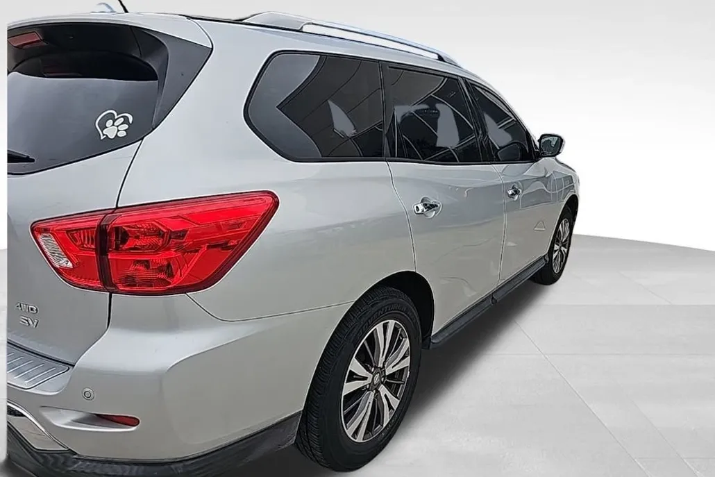 2017 Nissan Pathfinder SV photo 1