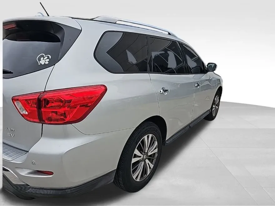 2017 Nissan Pathfinder SV photo 1