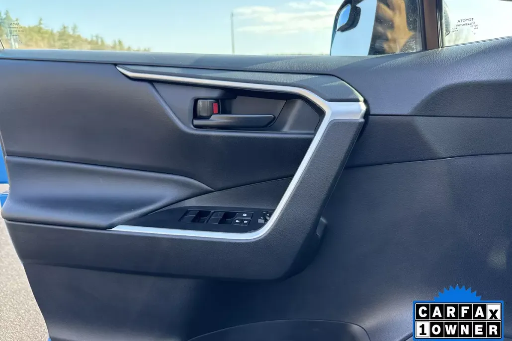 2020 Toyota RAV4 LE photo 1