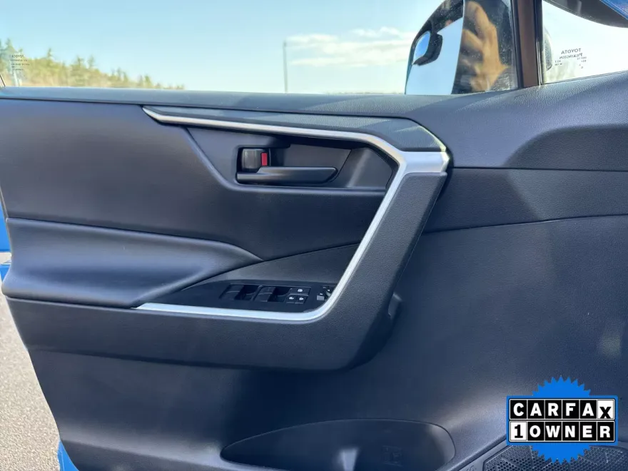 2020 Toyota RAV4 LE photo 1