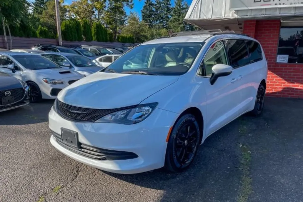 2020 Chrysler Voyager LXi photo 1