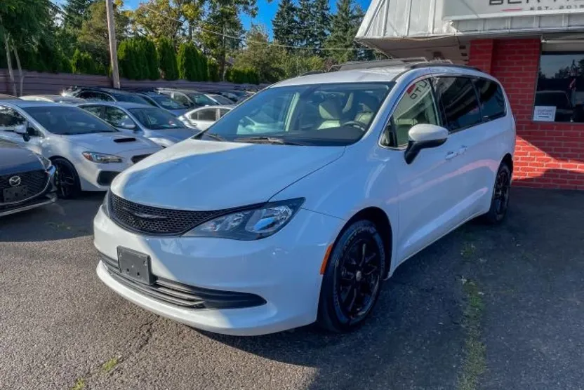 2020 Chrysler Voyager LXi photo 1