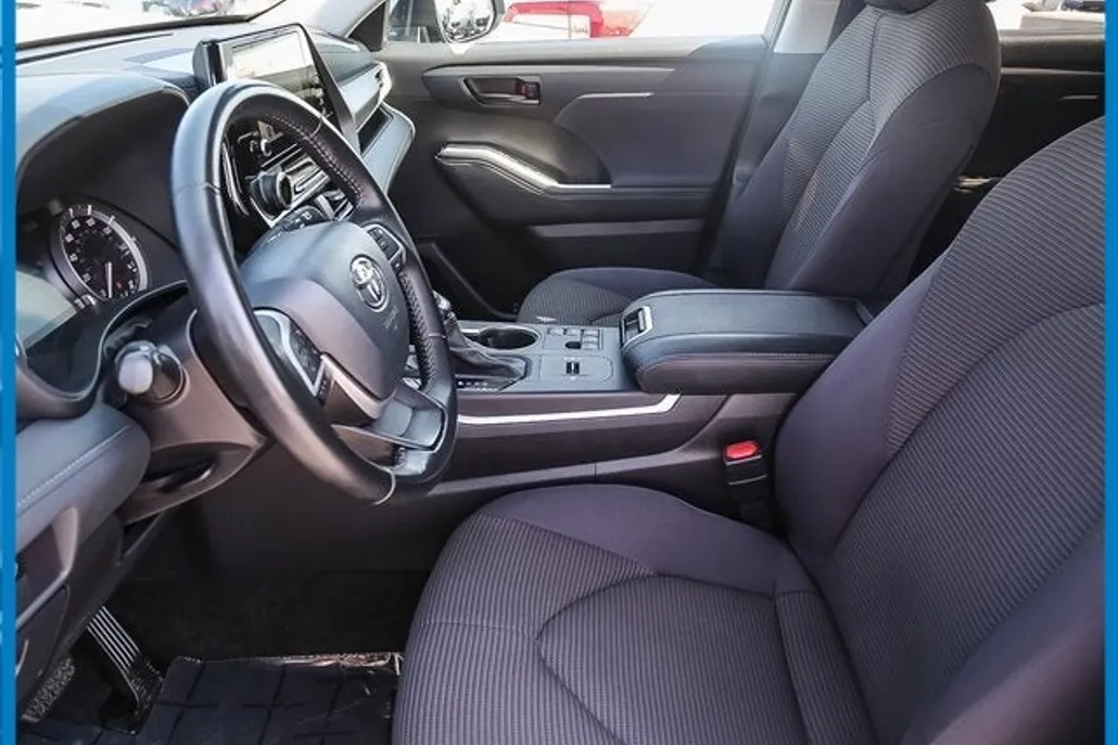 2024 Toyota Highlander LE photo 1