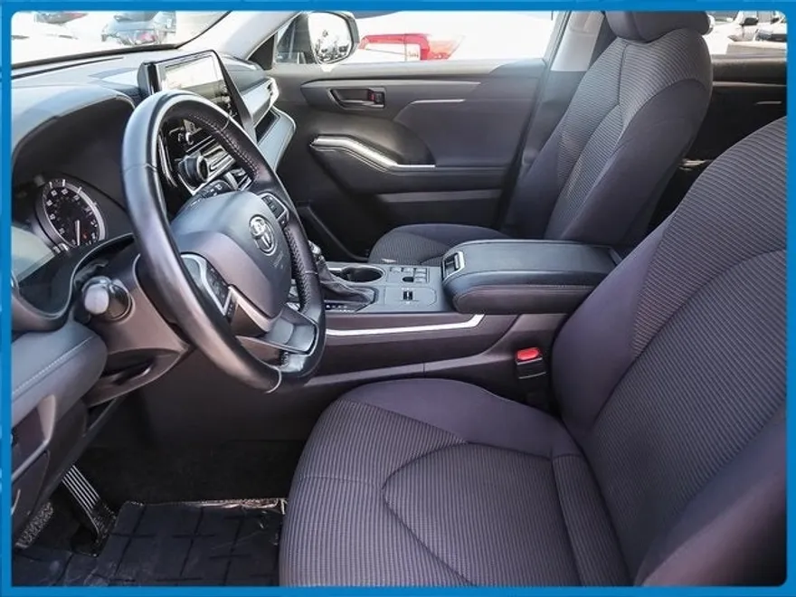 2024 Toyota Highlander LE photo 1