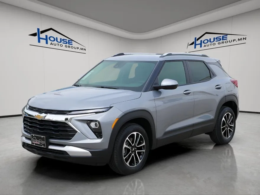 2024 Chevrolet Trailblazer LT photo 2