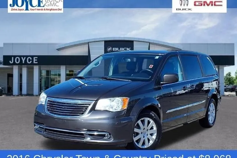 2016 Chrysler Town & Country Touring photo 1