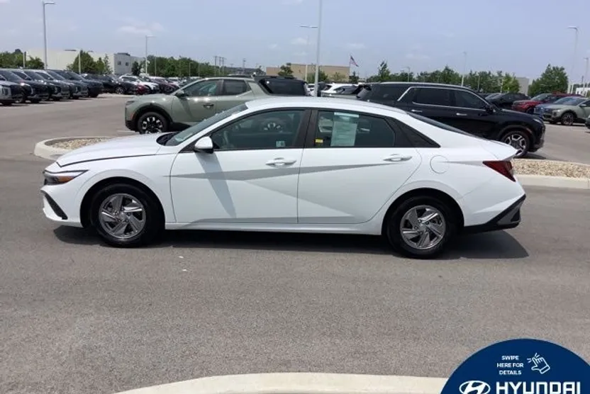 2024 Hyundai Elantra SE photo 1