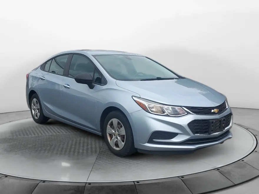2017 Chevrolet Cruze LS photo 1
