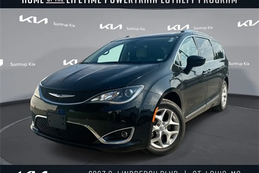 2017 Chrysler Pacifica Touring Plus photo 1