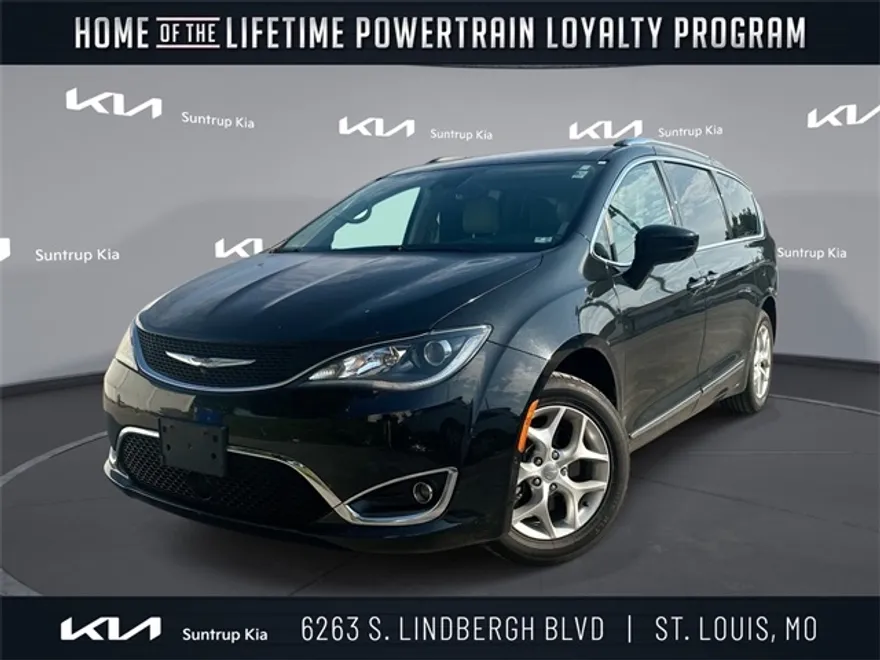 2017 Chrysler Pacifica Touring Plus photo 1