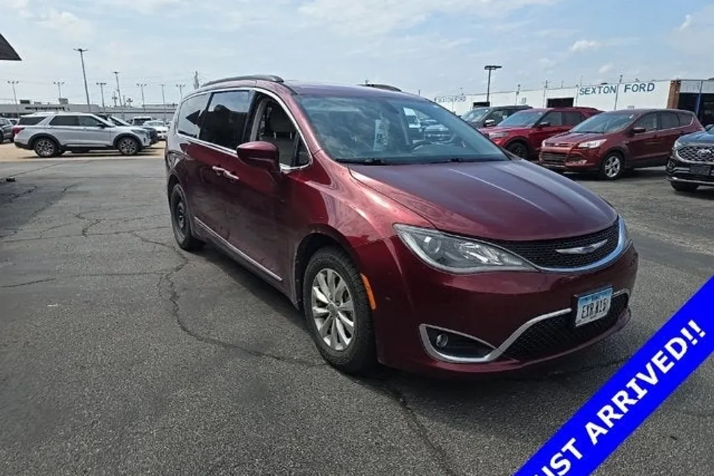2017 Chrysler Pacifica Touring L photo 1