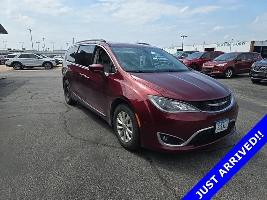 2017 Chrysler Pacifica Touring L photo 1