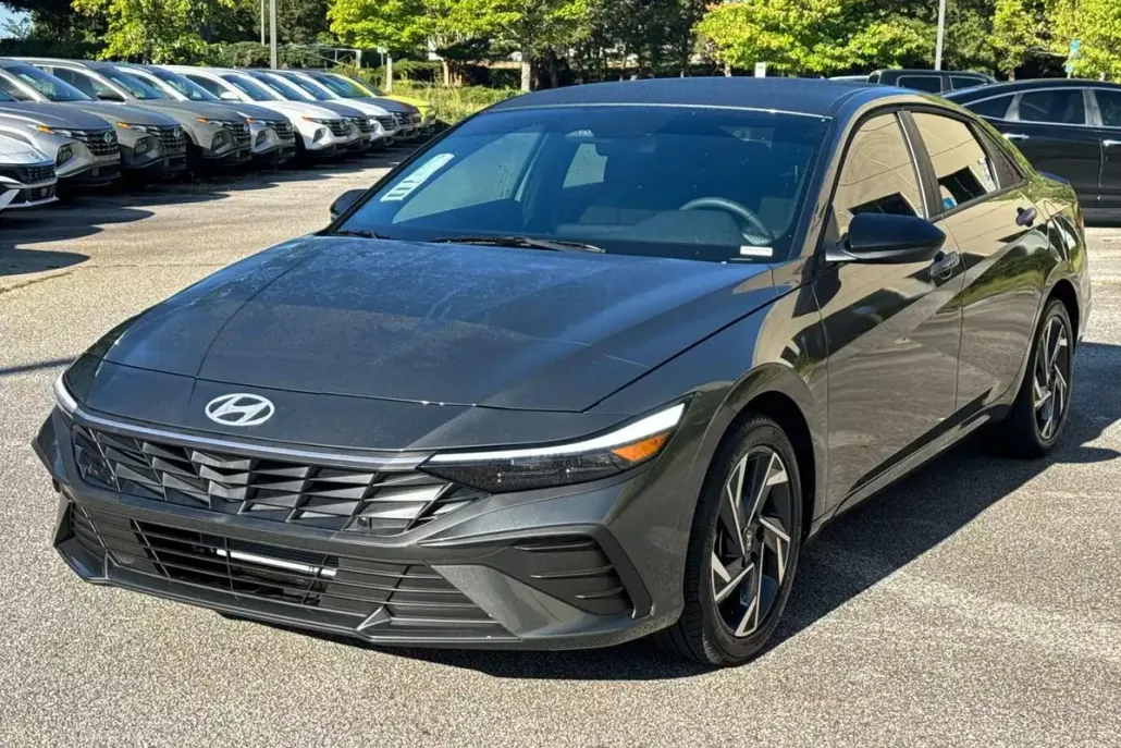 2025 Hyundai Elantra SEL Sport photo 1